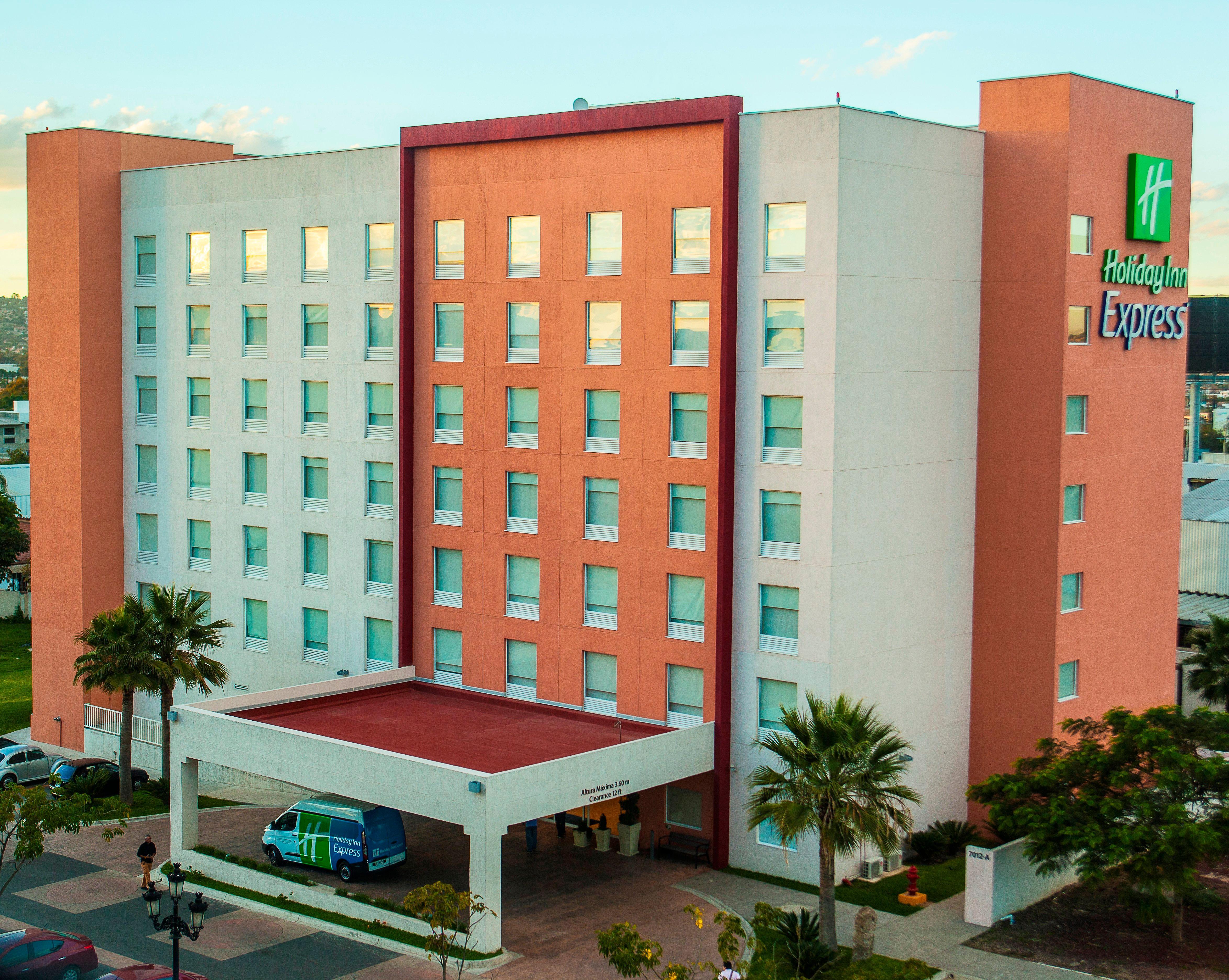 Holiday Inn Express Guadalajara Aeropuerto By Ihg Las Pintas Eksteriør billede