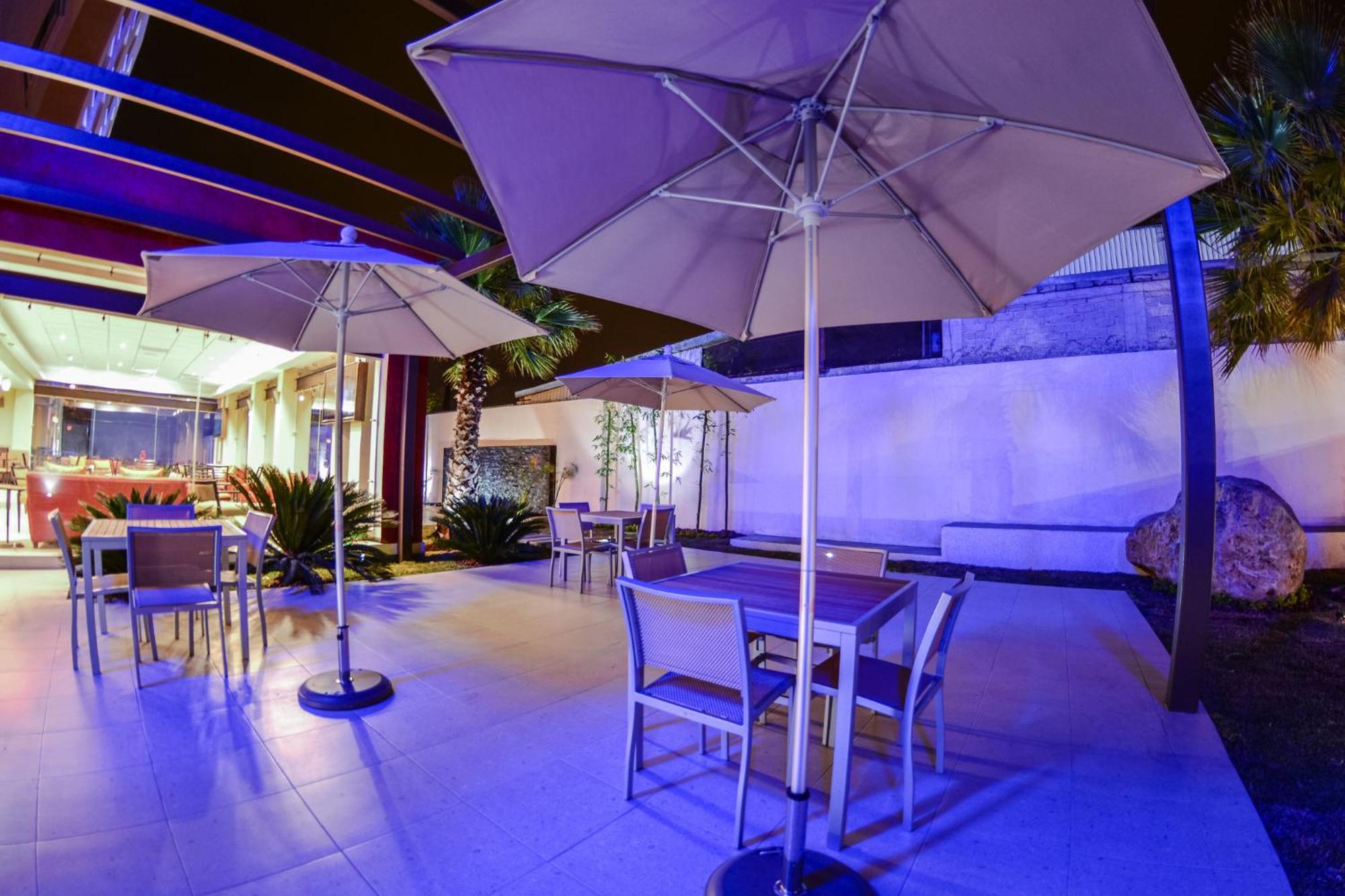 Holiday Inn Express Guadalajara Aeropuerto By Ihg Las Pintas Eksteriør billede