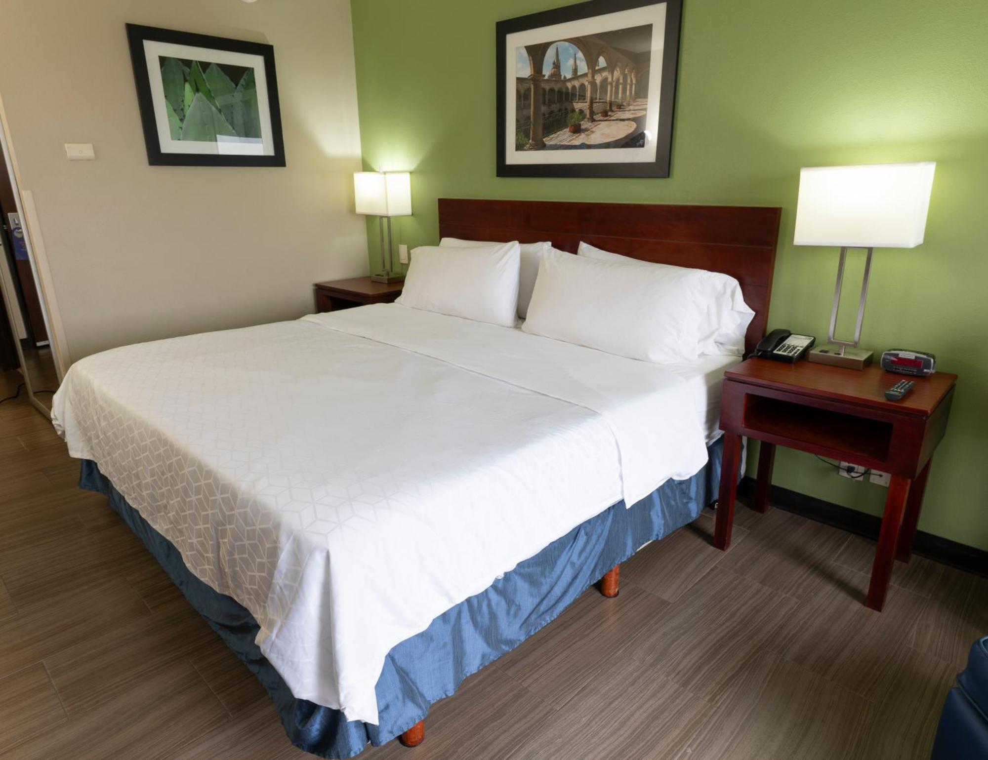 Holiday Inn Express Guadalajara Aeropuerto By Ihg Las Pintas Eksteriør billede