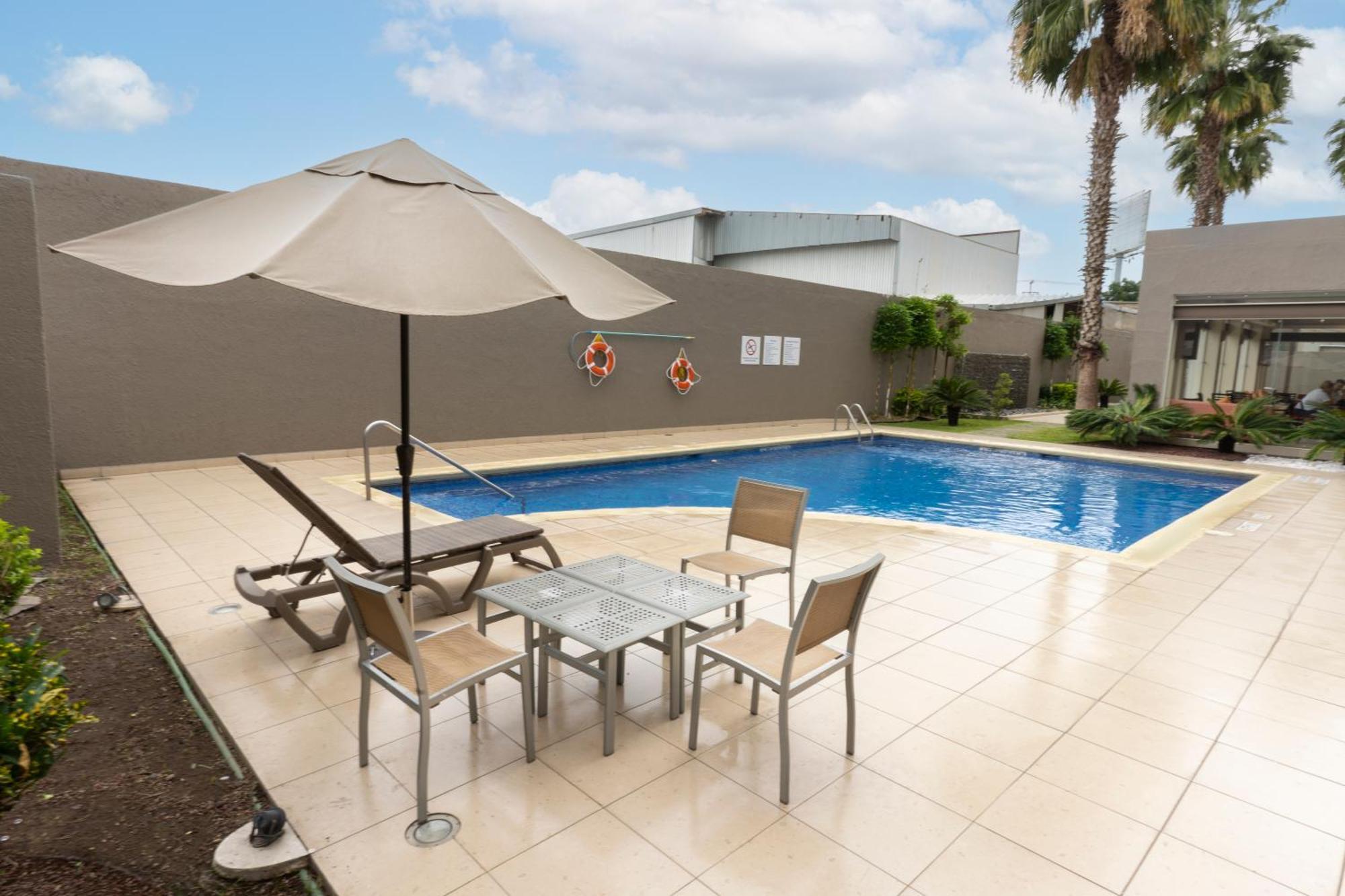 Holiday Inn Express Guadalajara Aeropuerto By Ihg Las Pintas Eksteriør billede