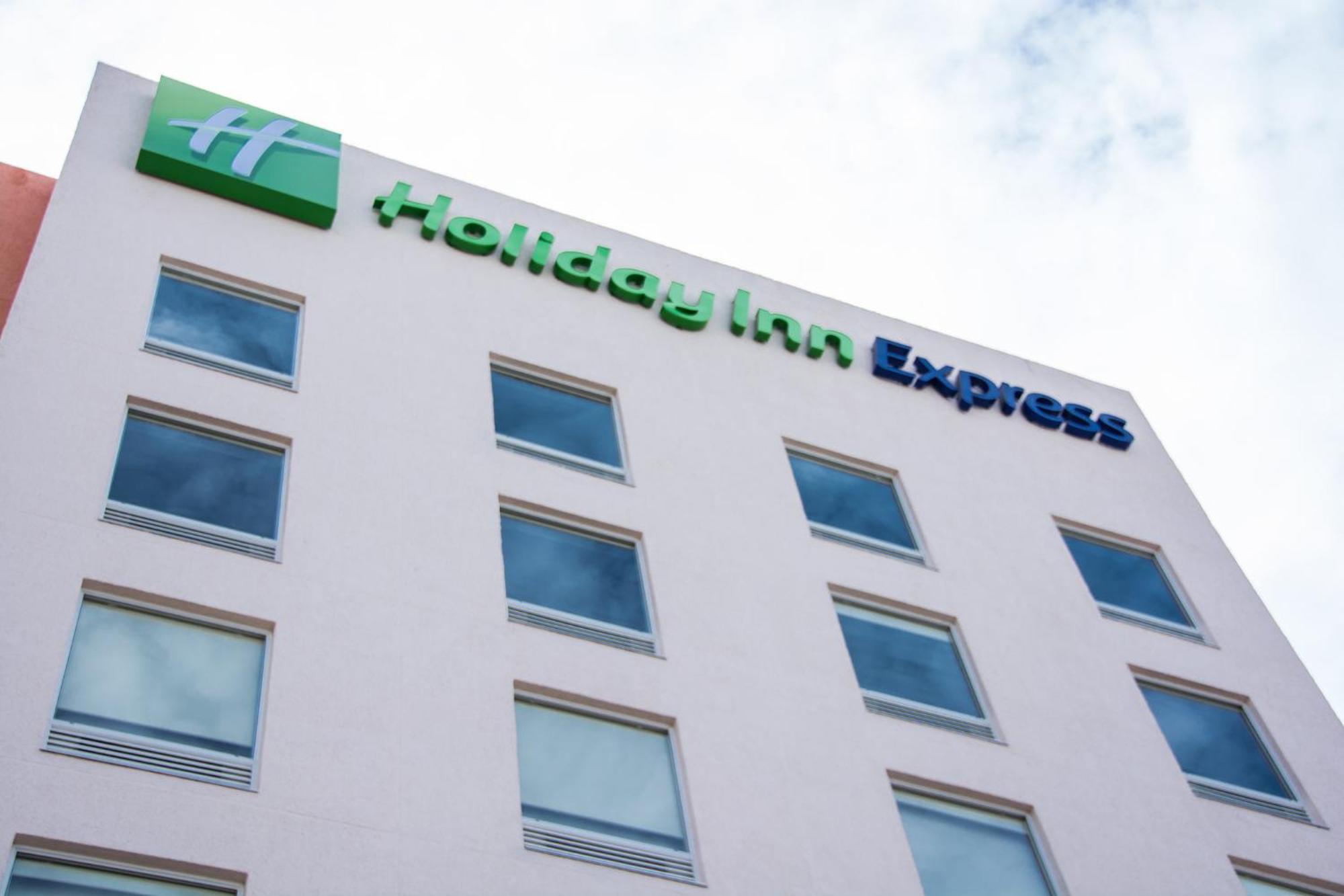 Holiday Inn Express Guadalajara Aeropuerto By Ihg Las Pintas Eksteriør billede
