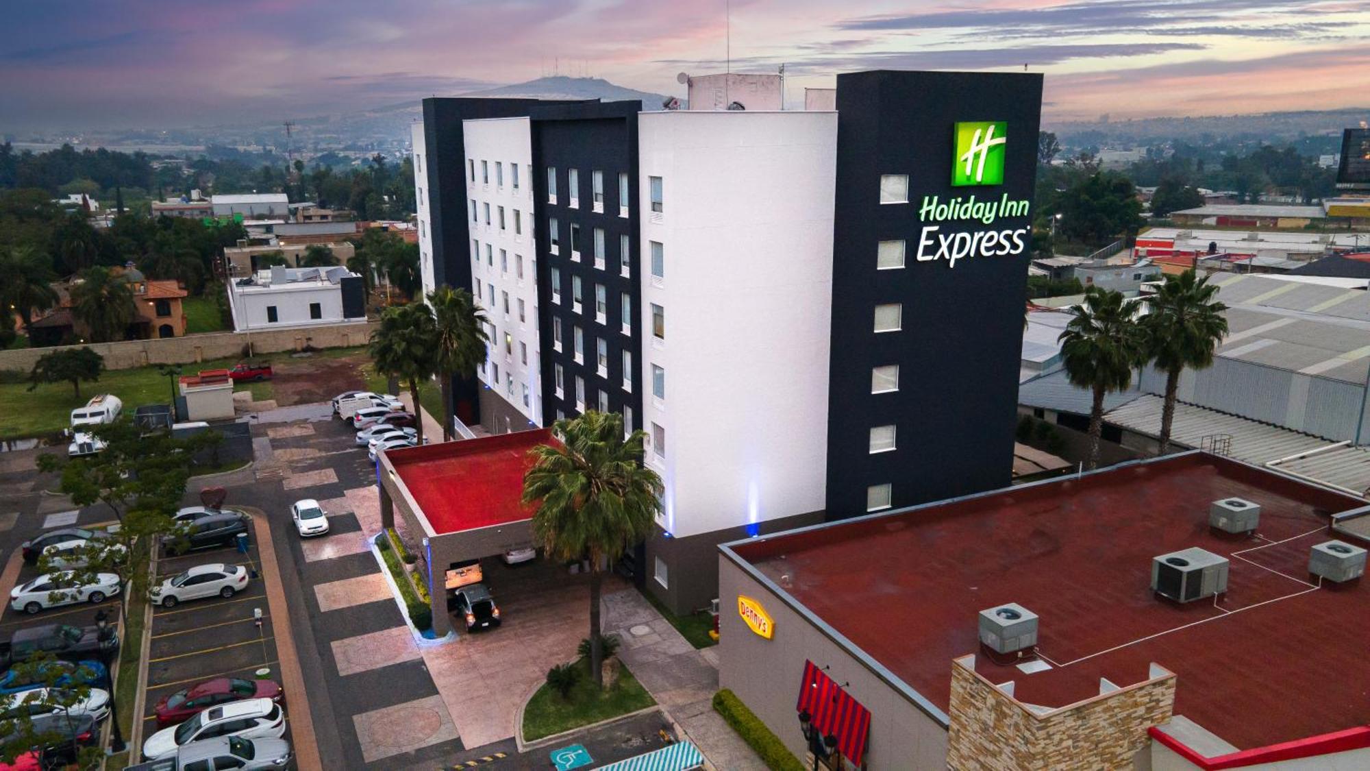 Holiday Inn Express Guadalajara Aeropuerto By Ihg Las Pintas Eksteriør billede