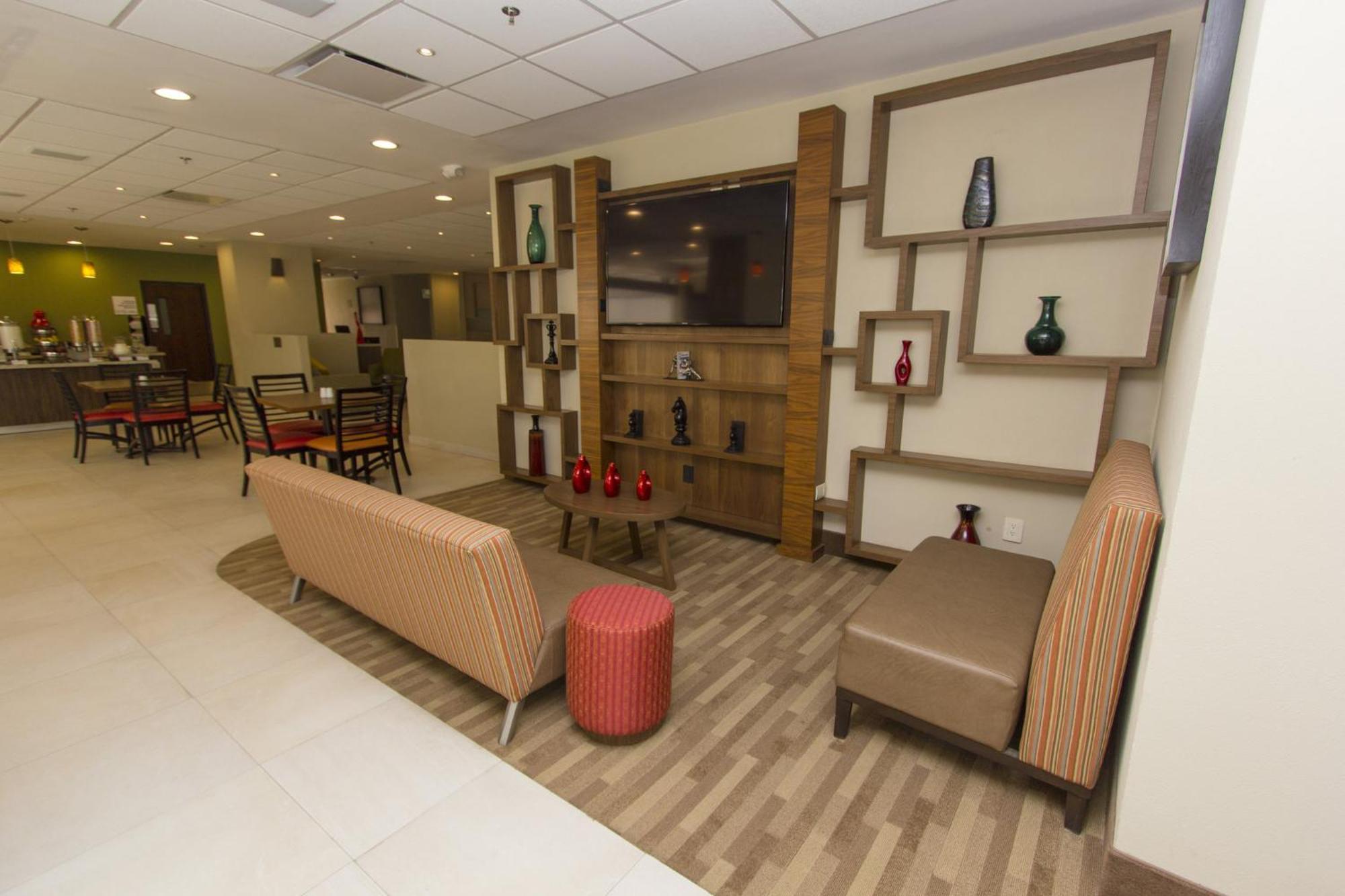 Holiday Inn Express Guadalajara Aeropuerto By Ihg Las Pintas Eksteriør billede