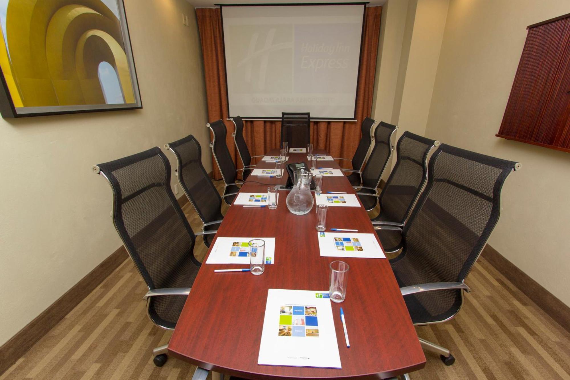 Holiday Inn Express Guadalajara Aeropuerto By Ihg Las Pintas Eksteriør billede