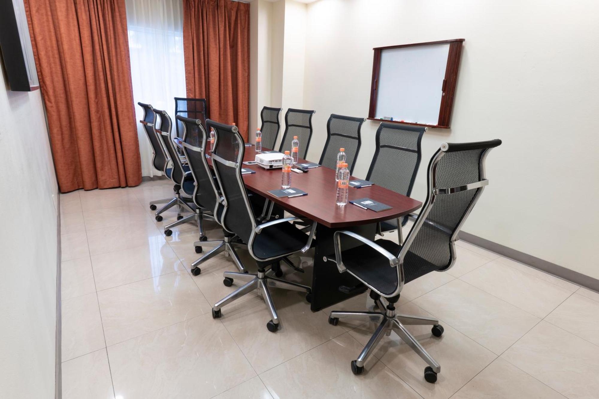 Holiday Inn Express Guadalajara Aeropuerto By Ihg Las Pintas Eksteriør billede