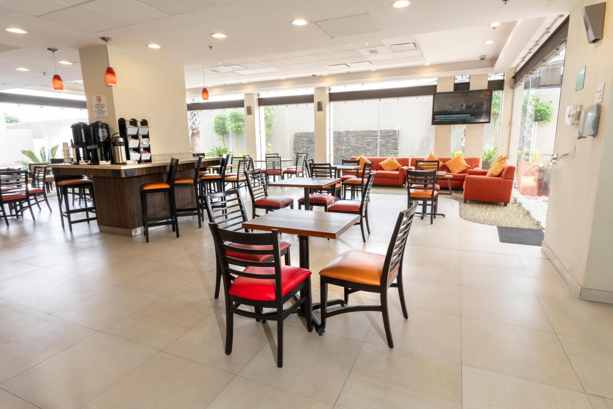 Holiday Inn Express Guadalajara Aeropuerto By Ihg Las Pintas Eksteriør billede