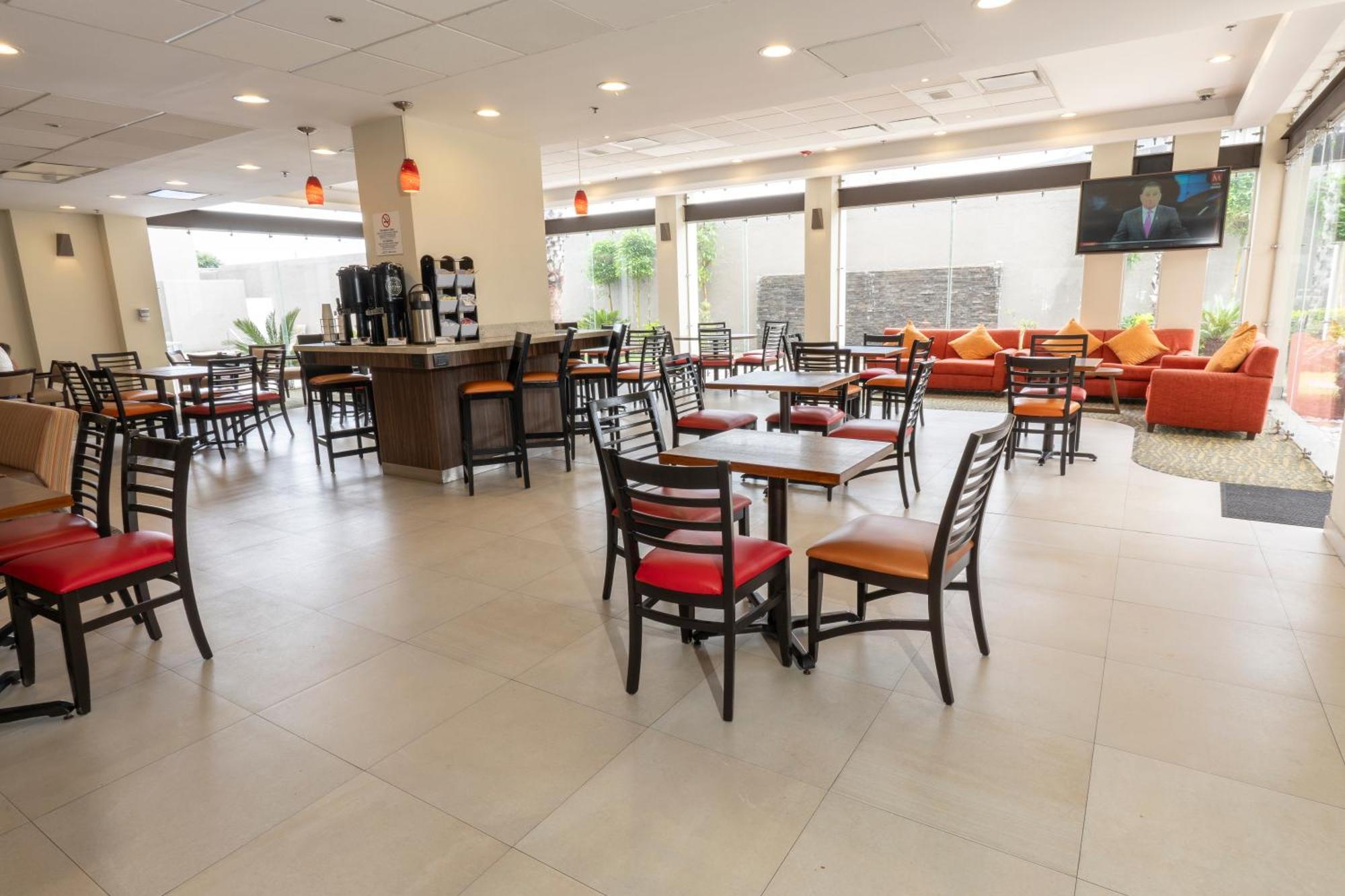 Holiday Inn Express Guadalajara Aeropuerto By Ihg Las Pintas Eksteriør billede