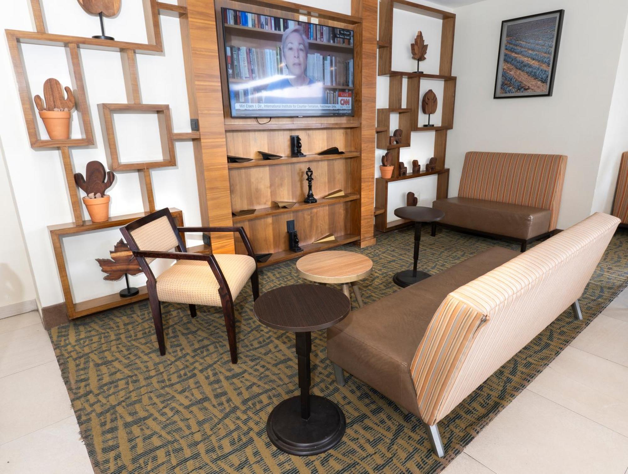 Holiday Inn Express Guadalajara Aeropuerto By Ihg Las Pintas Eksteriør billede