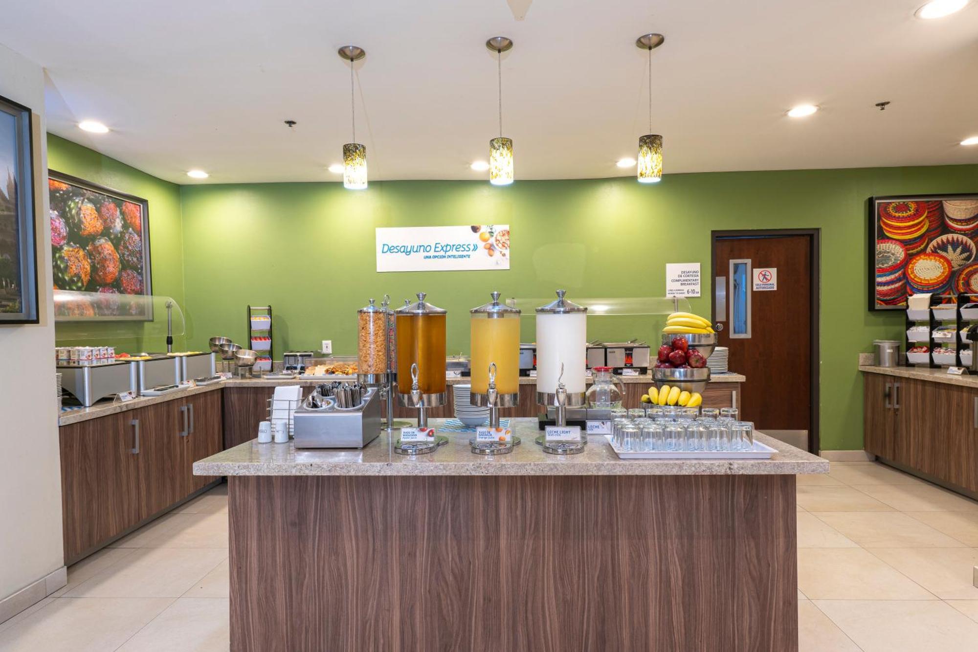 Holiday Inn Express Guadalajara Aeropuerto By Ihg Las Pintas Eksteriør billede