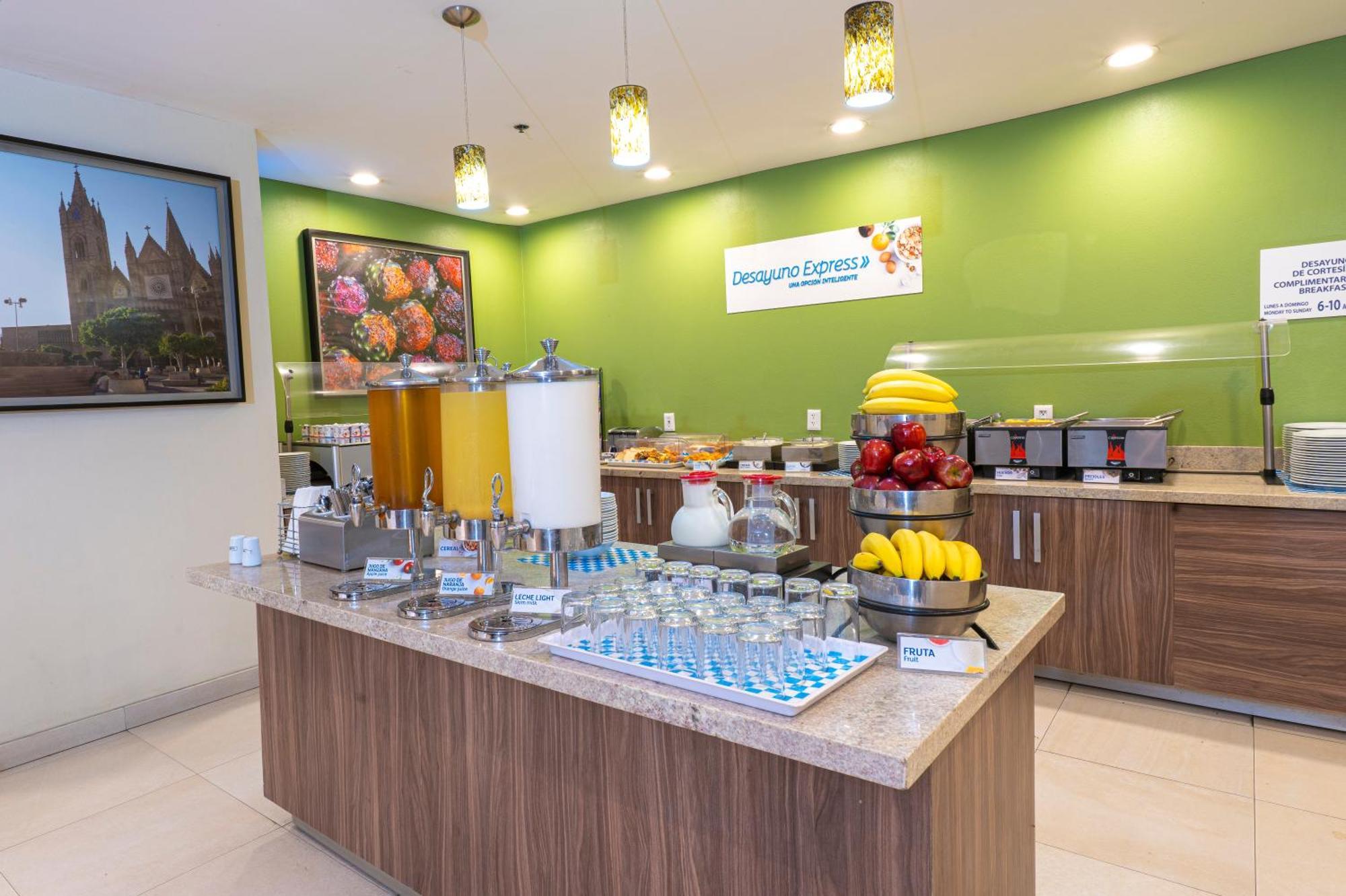 Holiday Inn Express Guadalajara Aeropuerto By Ihg Las Pintas Eksteriør billede